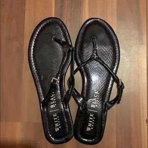 🔴Black textured flip flops with rhinestone buckle